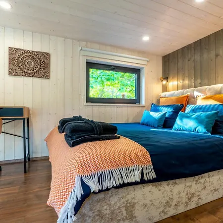 Shanti Forest House With Mirror Sauna Vakantiehuis *